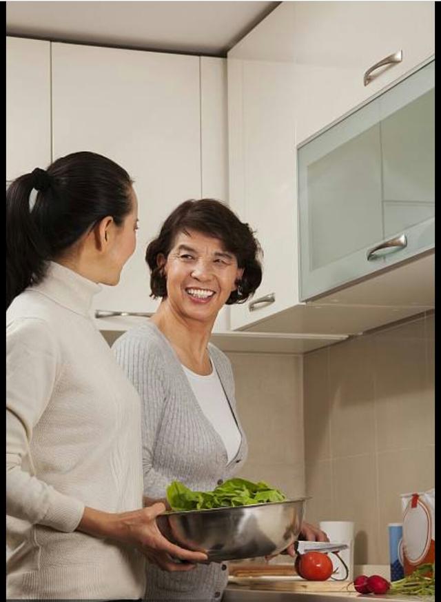 第一次跟男友回家見家長，我卻突然被一個「瘋 女人」抱住，驚嚇過後我反而決定「嫁給男友」！