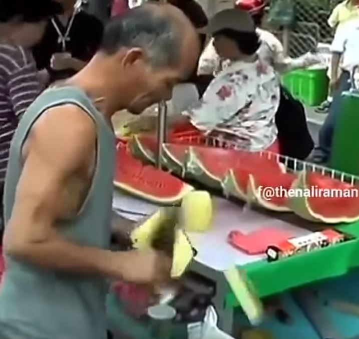 攤販阿伯「一掌去掉鳳梨頭」不用刀！接著神手操刀「10秒削完...」快到你來不及看！