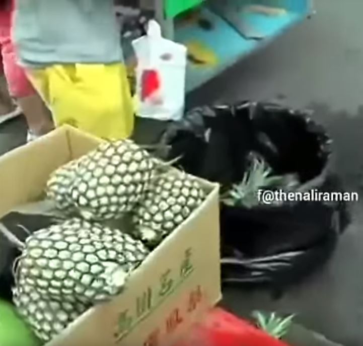 攤販阿伯「一掌去掉鳳梨頭」不用刀！接著神手操刀「10秒削完...」快到你來不及看！