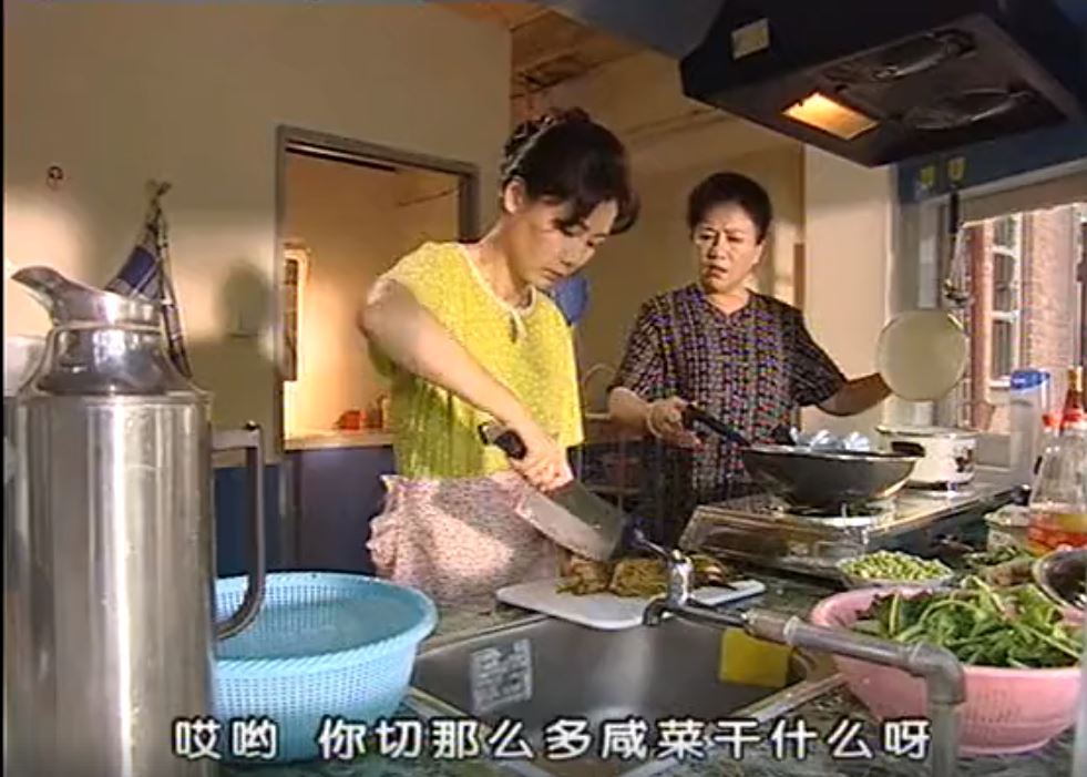 媳婦炒菜婆婆在一旁「指導」，沒想到做出來的菜孫女吃了竟說…瞬間臉色大變！