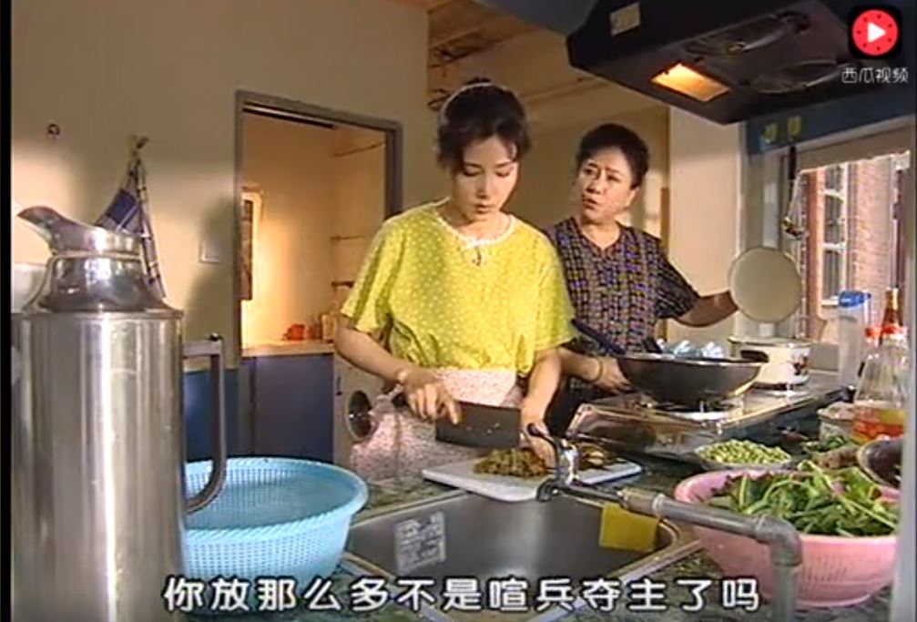 媳婦炒菜婆婆在一旁「指導」，沒想到做出來的菜孫女吃了竟說…瞬間臉色大變！