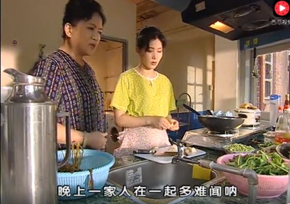 媳婦炒菜婆婆在一旁「指導」，沒想到做出來的菜孫女吃了竟說…瞬間臉色大變！