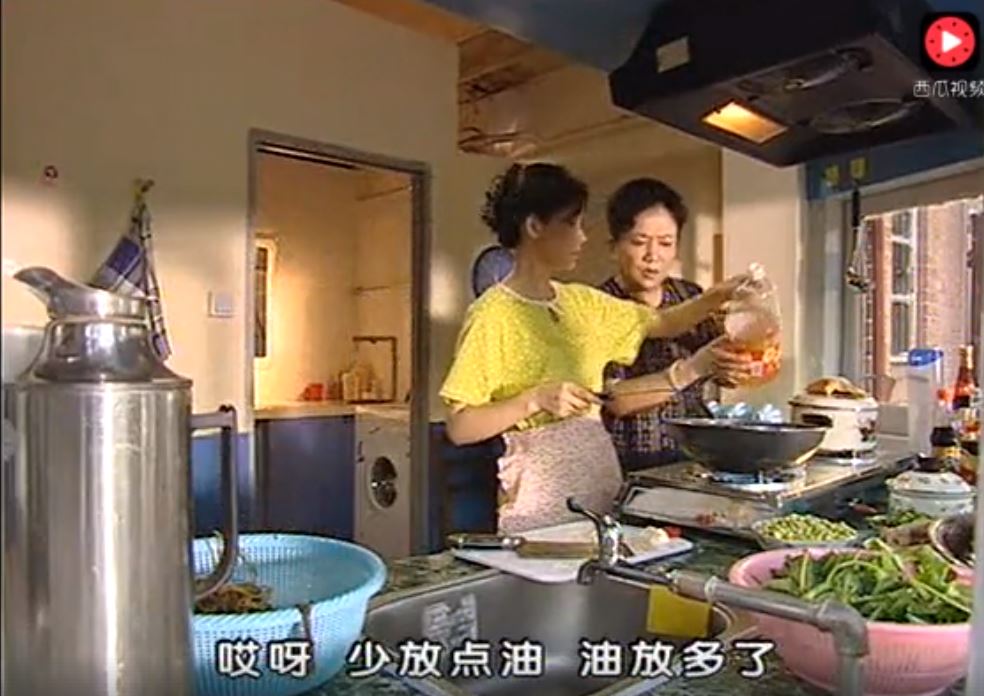 媳婦炒菜婆婆在一旁「指導」，沒想到做出來的菜孫女吃了竟說…瞬間臉色大變！