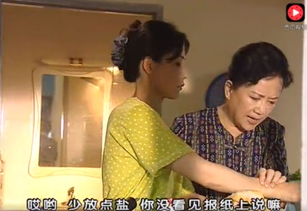 媳婦炒菜婆婆在一旁「指導」，沒想到做出來的菜孫女吃了竟說…瞬間臉色大變！