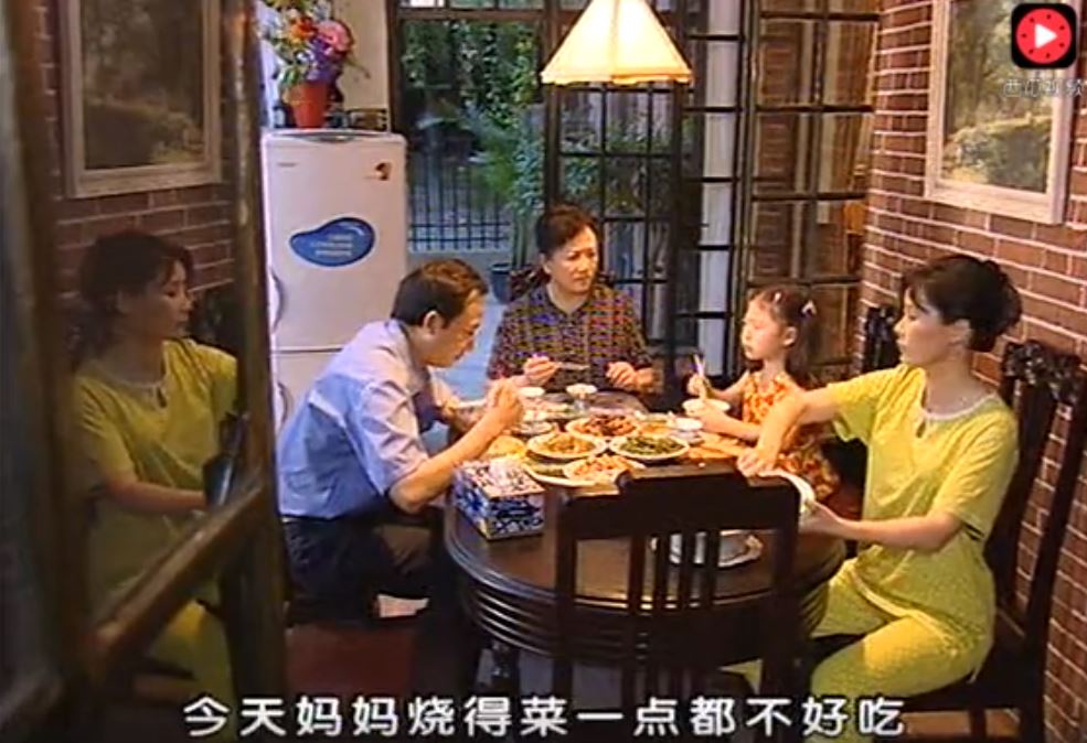 媳婦炒菜婆婆在一旁「指導」，沒想到做出來的菜孫女吃了竟說…瞬間臉色大變！