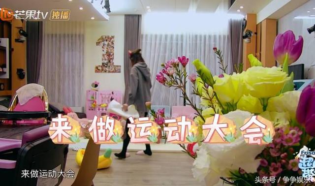 賈靜雯訓練波妞爬行，「女兒累到哭出來」她也不心疼，咘咘鼓勵妹妹超暖心！