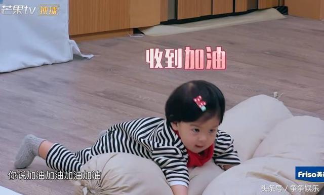 賈靜雯訓練波妞爬行，「女兒累到哭出來」她也不心疼，咘咘鼓勵妹妹超暖心！