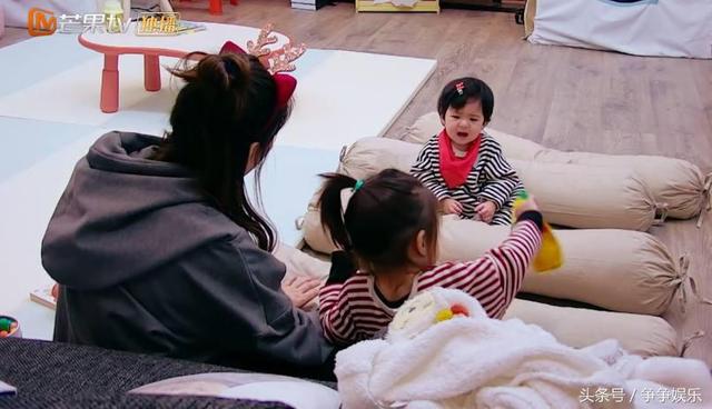 賈靜雯訓練波妞爬行，「女兒累到哭出來」她也不心疼，咘咘鼓勵妹妹超暖心！