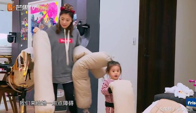 賈靜雯訓練波妞爬行，「女兒累到哭出來」她也不心疼，咘咘鼓勵妹妹超暖心！