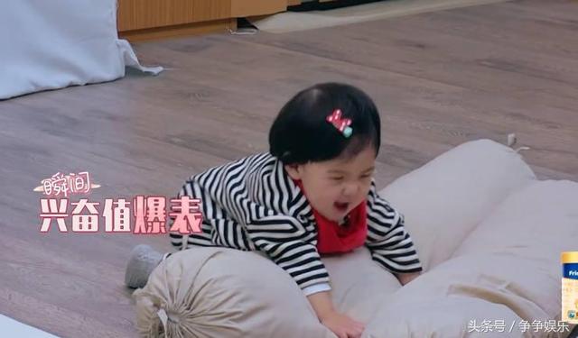 賈靜雯訓練波妞爬行，「女兒累到哭出來」她也不心疼，咘咘鼓勵妹妹超暖心！