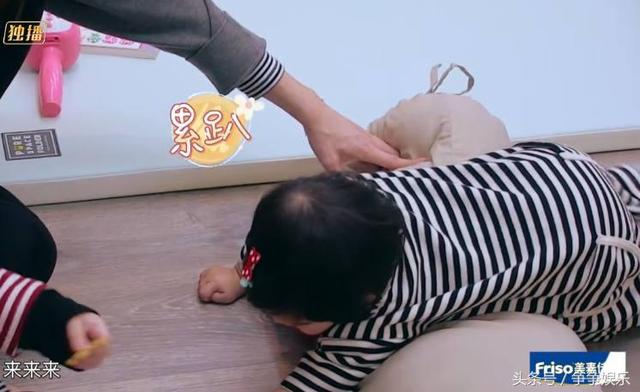 賈靜雯訓練波妞爬行，「女兒累到哭出來」她也不心疼，咘咘鼓勵妹妹超暖心！