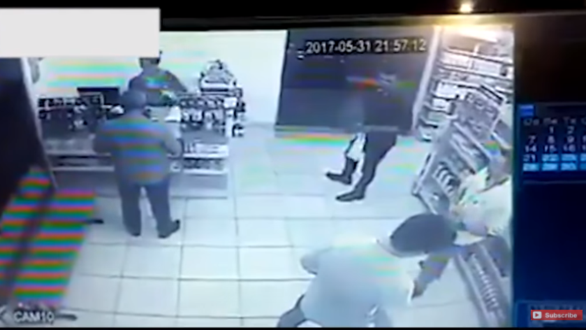 男子進超商「大喊別動」要搶劫！未料客人掏出武器「搶匪嚇到裝死...」原來惹到大尾的！