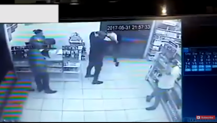 男子進超商「大喊別動」要搶劫！未料客人掏出武器「搶匪嚇到裝死...」原來惹到大尾的！