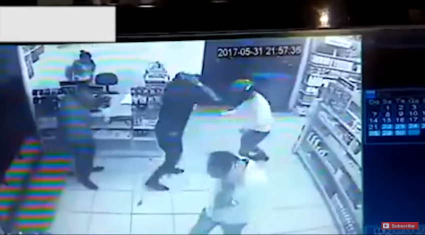 男子進超商「大喊別動」要搶劫！未料客人掏出武器「搶匪嚇到裝死...」原來惹到大尾的！