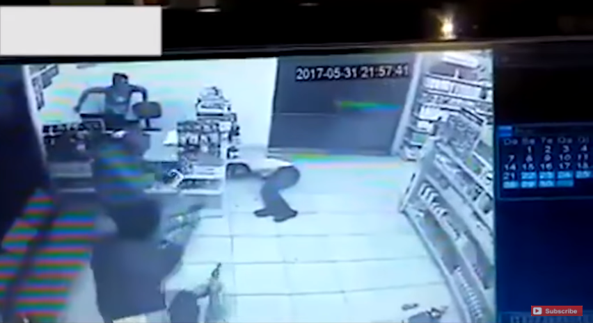 男子進超商「大喊別動」要搶劫！未料客人掏出武器「搶匪嚇到裝死...」原來惹到大尾的！