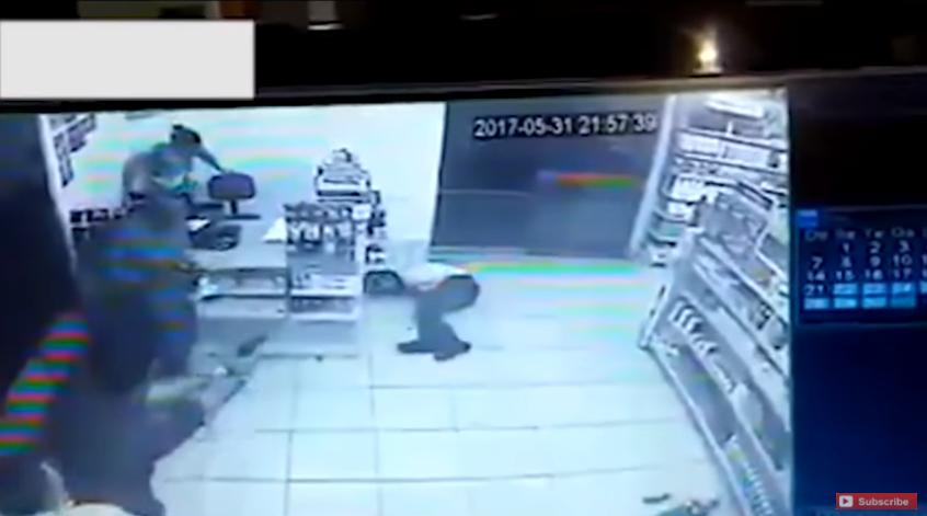 男子進超商「大喊別動」要搶劫！未料客人掏出武器「搶匪嚇到裝死...」原來惹到大尾的！