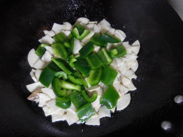 黑木耳別再單炒了，搭配它好吃又下飯，還能燃燒脂肪，吃上一盤都不夠！