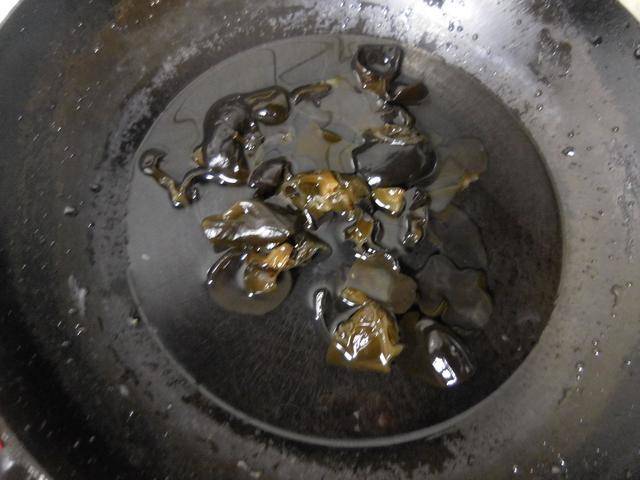 黑木耳別再單炒了，搭配它好吃又下飯，還能燃燒脂肪，吃上一盤都不夠！