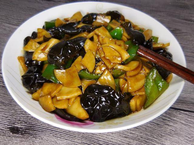 黑木耳別再單炒了，搭配它好吃又下飯，還能燃燒脂肪，吃上一盤都不夠！