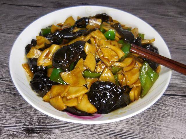 黑木耳別再單炒了，搭配它好吃又下飯，還能燃燒脂肪，吃上一盤都不夠！