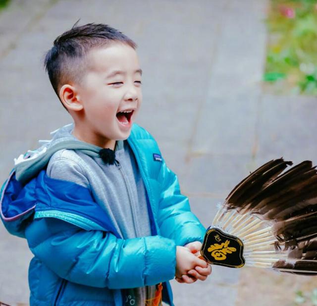 陳小春和老婆表演「超爆笑雙人體操」動作一致零失誤 ！大家看到「應采兒的表情」一秒噴笑XD