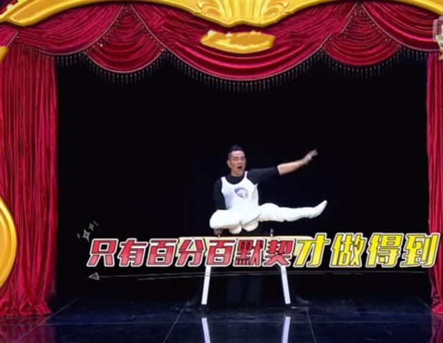 陳小春和老婆表演「超爆笑雙人體操」動作一致零失誤 ！大家看到「應采兒的表情」一秒噴笑XD