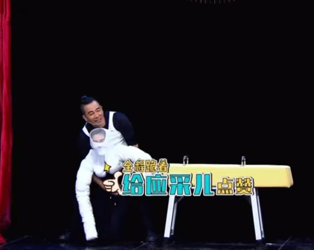 陳小春和老婆表演「超爆笑雙人體操」動作一致零失誤 ！大家看到「應采兒的表情」一秒噴笑XD