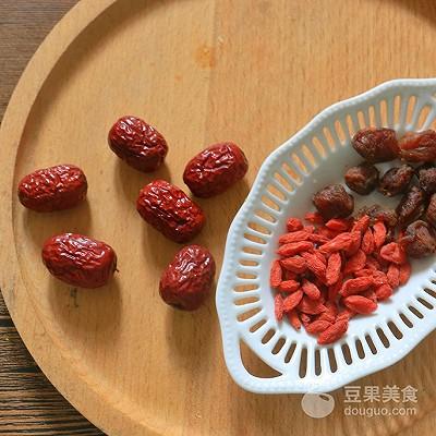 「桂圓搭配2樣東西」堪稱女性保養聖品！「養顏又補血」再也不怕手腳冰冷～～