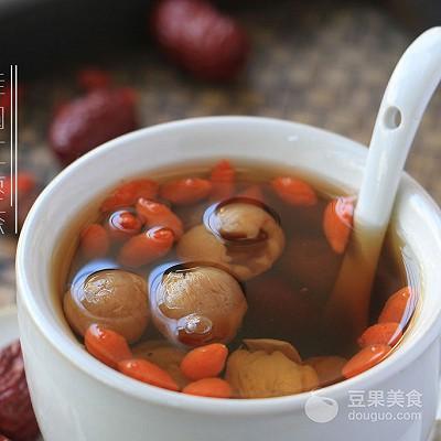 「桂圓搭配2樣東西」堪稱女性保養聖品！「養顏又補血」再也不怕手腳冰冷～～