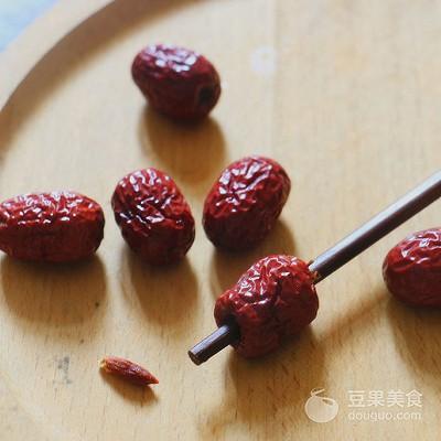 「桂圓搭配2樣東西」堪稱女性保養聖品！「養顏又補血」再也不怕手腳冰冷～～