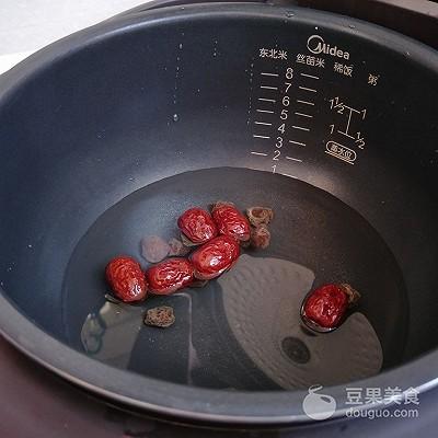 「桂圓搭配2樣東西」堪稱女性保養聖品！「養顏又補血」再也不怕手腳冰冷～～