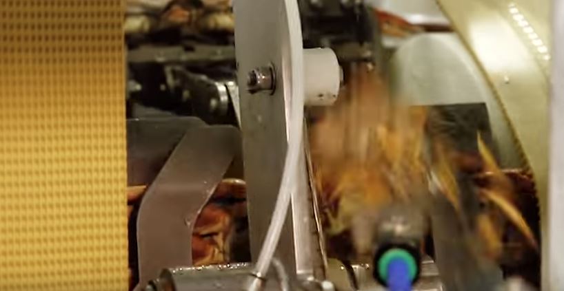 蟹肉這樣來的！機器自動化「快手剝蟹殼」超火速，網友狂流口水：「蟹黃炸出來了！」