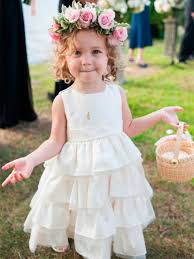 小花童看到新人擁吻，害羞到摀住眼睛，下一秒「搞笑的超萌反應」意外搶走新娘風采！