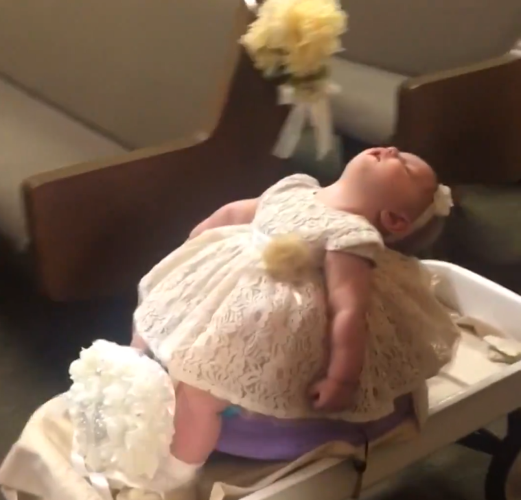 小花童看到新人擁吻，害羞到摀住眼睛，下一秒「搞笑的超萌反應」意外搶走新娘風采！