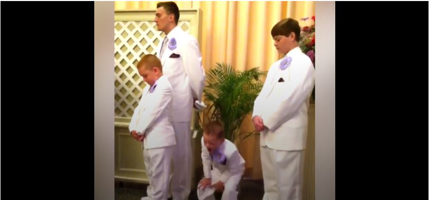 小花童看到新人擁吻，害羞到摀住眼睛，下一秒「搞笑的超萌反應」意外搶走新娘風采！