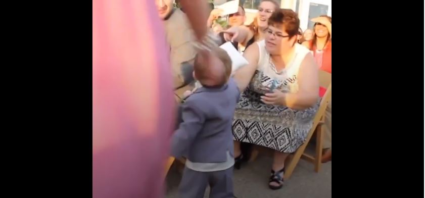 小花童看到新人擁吻，害羞到摀住眼睛，下一秒「搞笑的超萌反應」意外搶走新娘風采！