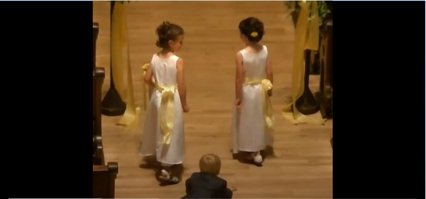 小花童看到新人擁吻，害羞到摀住眼睛，下一秒「搞笑的超萌反應」意外搶走新娘風采！