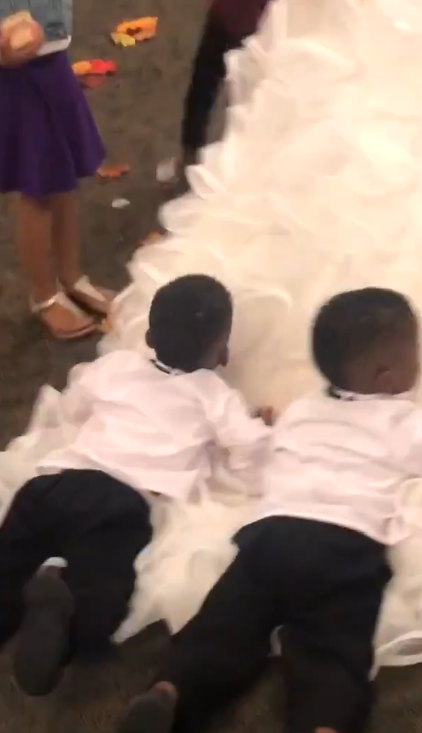 小花童看到新人擁吻，害羞到摀住眼睛，下一秒「搞笑的超萌反應」意外搶走新娘風采！