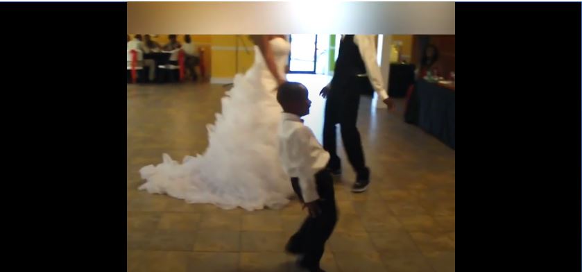 小花童看到新人擁吻，害羞到摀住眼睛，下一秒「搞笑的超萌反應」意外搶走新娘風采！