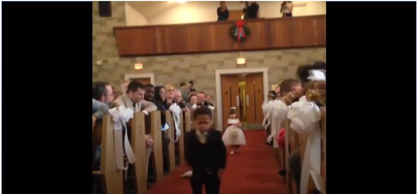 小花童看到新人擁吻，害羞到摀住眼睛，下一秒「搞笑的超萌反應」意外搶走新娘風采！