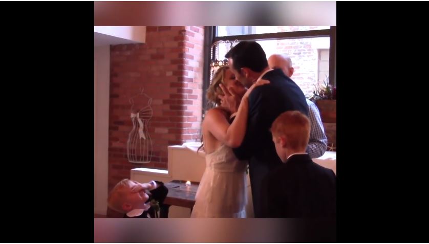 小花童看到新人擁吻，害羞到摀住眼睛，下一秒「搞笑的超萌反應」意外搶走新娘風采！