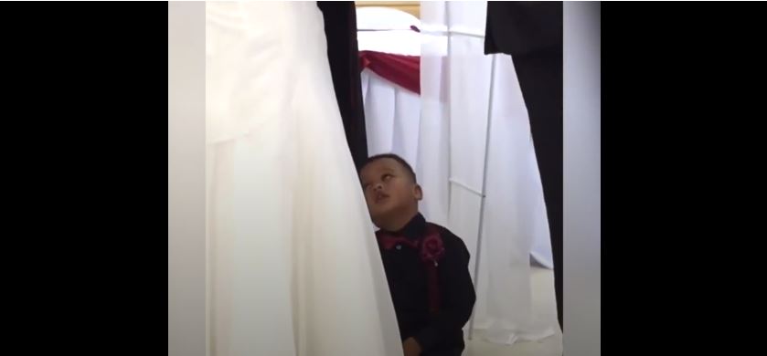 小花童看到新人擁吻，害羞到摀住眼睛，下一秒「搞笑的超萌反應」意外搶走新娘風采！