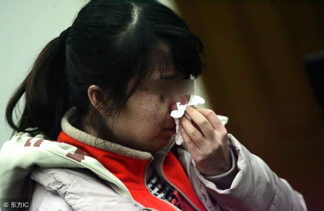 老人收留啞女20年還拾荒供她讀大學，去世時女孩卻非要「揭開他棺材」，一開棺眾人都怒了！