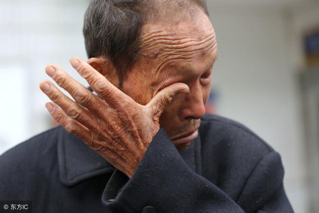 老人收留啞女20年還拾荒供她讀大學，去世時女孩卻非要「揭開他棺材」，一開棺眾人都怒了！