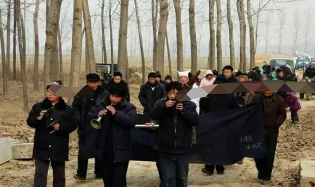 老人收留啞女20年還拾荒供她讀大學，去世時女孩卻非要「揭開他棺材」，一開棺眾人都怒了！