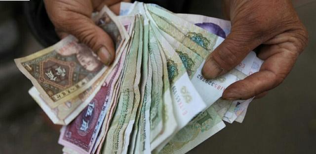 老人收留啞女20年還拾荒供她讀大學，去世時女孩卻非要「揭開他棺材」，一開棺眾人都怒了！