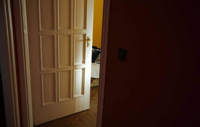 母親已去世5年父親卻突然「為她買衣服首飾」，兒子驚訝打開房門才發現「父親的秘密」...