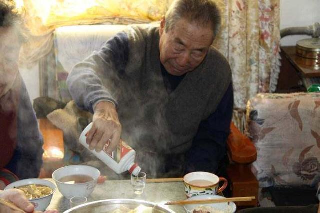 母親已去世5年父親卻突然「為她買衣服首飾」，兒子驚訝打開房門才發現「父親的秘密」...