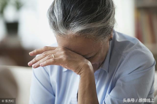 前夫死後帶著婆婆再婚，老公「視她如親媽」我很感動；未料有天提早下班，才知他真面目！