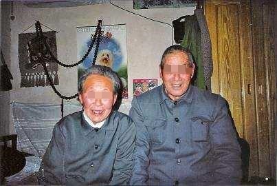 母親已去世5年父親卻突然「為她買衣服首飾」，兒子驚訝打開房門才發現「父親的秘密」...